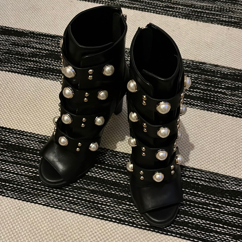 GORGEOUS KARL LAGERFELD PEARL&STUD OPEN TOE BOOTS